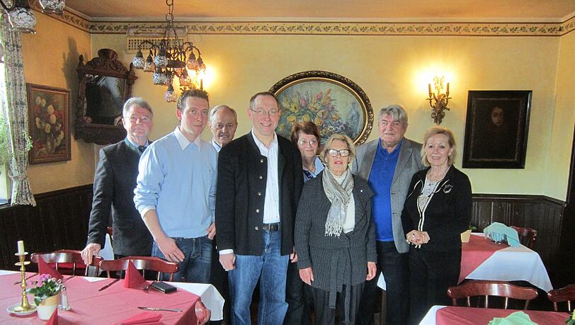 Beim Weißwursdtfrühstück der Senioren-Union: (von links) Jürgen Steffan, Vorsitz. Evangelischer Arbeitskreis, Leonhard Agerer Stadtrat, Gebhard Reiman, Vorsitzender der Senioren Union im Kreisverband 8, Stadtratskandidat Max Strasser, Helga Kreuzer, Stellv. Vorsitzende der Senioren Union im Ortsverband 8, Stadträtin Elisabeth Schosser, Günther Mack, Margot Günther, Stellv. Vorsitzende der Senioren-Union im Bezirksverband München. Beim Weißwursdtfrühstück der Senioren-Union: (von links) Jürgen Steffan, Vorsitz. Evangelischer Arbeitskreis, Leonhard Agerer Stadtrat, Gebhard Reiman, Vorsitzender der Senioren Union im Kreisverband 8, Stadtratskandidat Max Strasser, Helga Kreuzer, Stellv. Vorsitzende der Senioren Union im Ortsverband 8, Stadträtin Elisabeth Schosser, Günther Mack, Margot Günther, Stellv. Vorsitzende der Senioren-Union im Bezirksverband München.