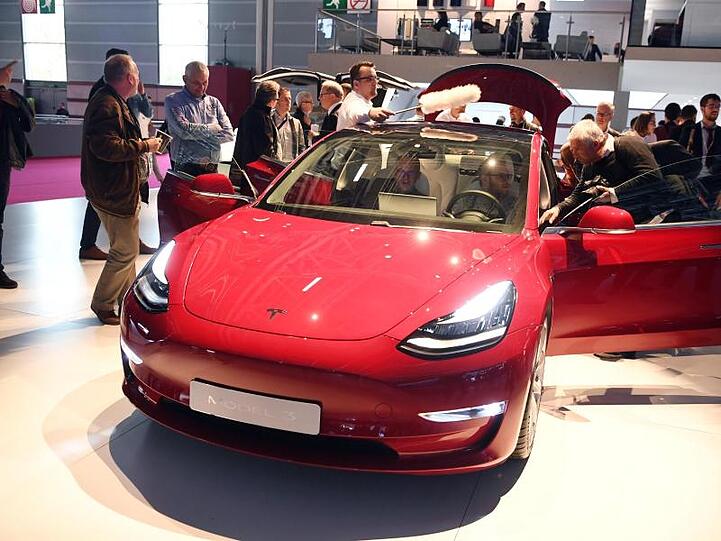Zu Beginn der Reservierungen hatte Tesla noch ein Massenmodell für 35.000 Dollar in Aussicht gestellt. Bislang liefert das Unternehmen aber teurere Versionen aus, um die vom schwierigen Produktionsanlauf angegriffenen Finanzen aufzubessern.