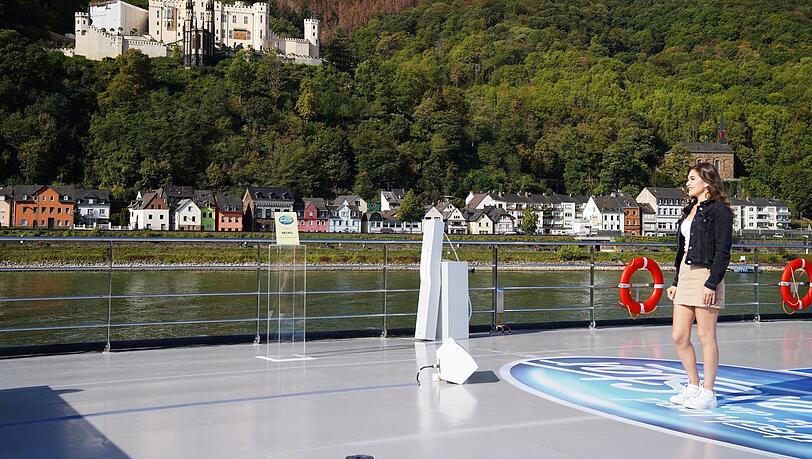 Yaren Çelim auf der Bühne, die eigentlich ein Schiff ist. Im Hintergrund Schloss Stolzenfels. Yaren Çelim auf der Bühne, die eigentlich ein Schiff ist. Im Hintergrund Schloss Stolzenfels.