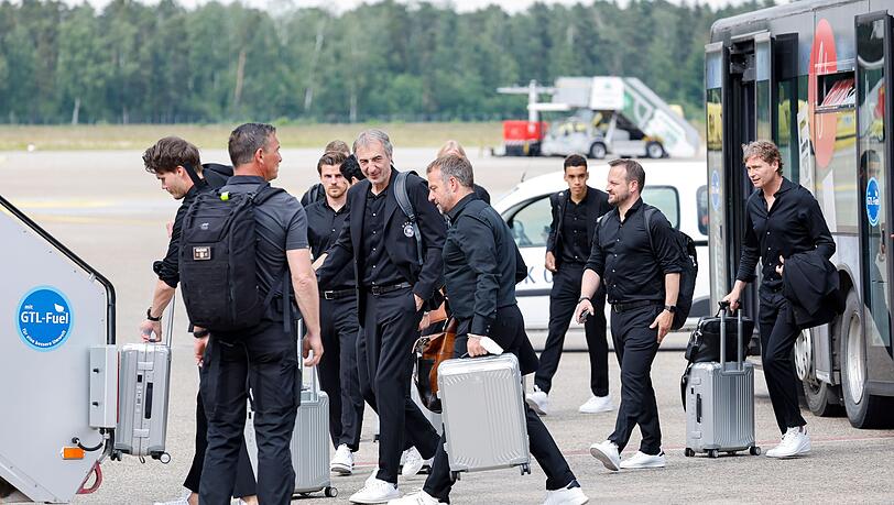 Bundestrainer Hansi Flick (M) startet mit dem DFB-Tross nach Bologna.