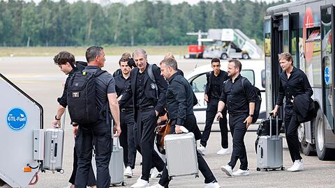 Bundestrainer Hansi Flick (M) startet mit dem DFB-Tross nach Bologna.