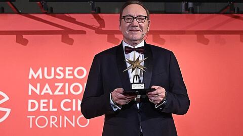 Kevin Spacey hält stolz seinen Preis für sein Lebenswerk in den Händen.