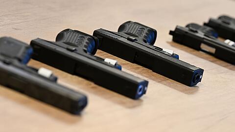 Kriminelle verwenden auch zu scharfen Waffen umgebaute Schreckschusswaffen.