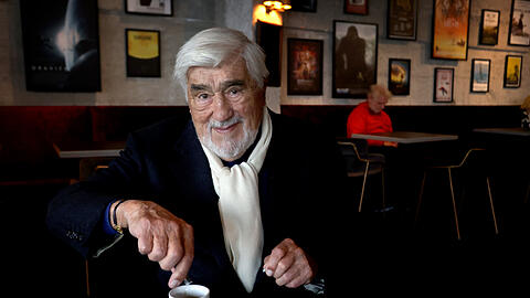 Mario Adorf, Schauspieler, sitzt vor der Matinee der technisch &uuml;berarbeiteten 4K-Fassung von &laquo;Winnetou I&raquo; im Cafe des Arri-Kinos. Silvester will er mit Freunden in Frankreich feiern. (zu dpa &laquo;Wie Mario Adorf Weihnachten und den Jahreswechsel verbringt&raquo;) +++ dpa-Bildfunk +++