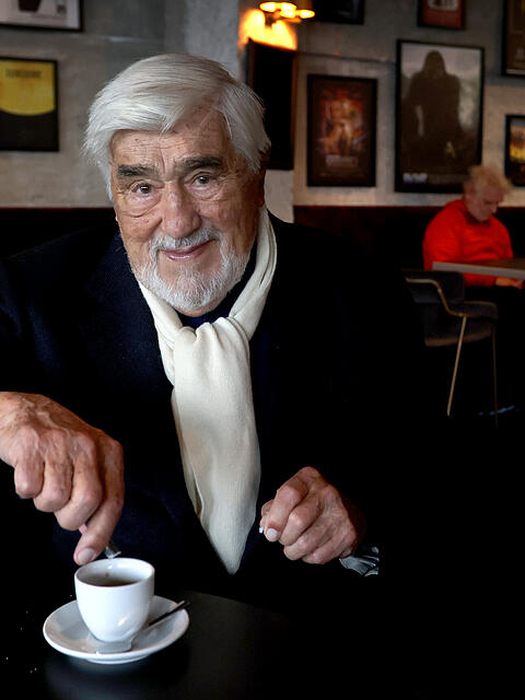 Mario Adorf im Cafe des Arri-Kinos. Seine Schauspielkarriere startete an der legend&auml;re Falckenberg Schule in den M&uuml;nchner Kammerspielen. Seine Sommer verbrachte er in St. Tropez.