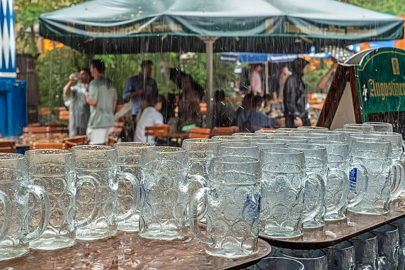 Die leeren Masskr&uuml;ge f&uuml;llen sich langsam mit Regenwasser.