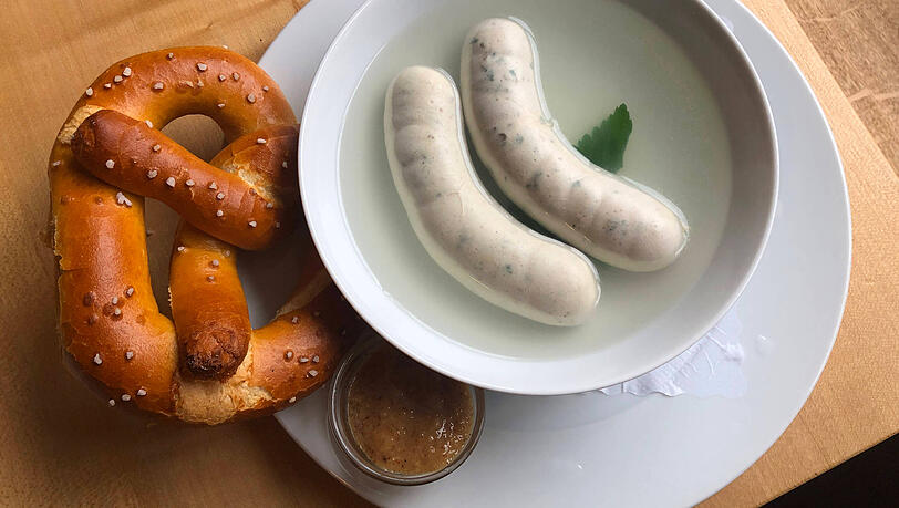 Bayerischer geht's nicht: Weißwürste mit Brezn und Senf (Symbolbild). Bayerischer geht's nicht: Weißwürste mit Brezn und Senf (Symbolbild).