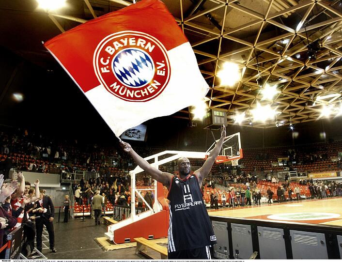 Darius Hall schwingt die Fahne der Bayern-Fans.