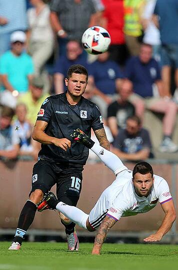 Am Freitagabend fand das Testspiel zwischen dem TSV 1860 und dem FC Basel statt. Sascha Mölders rettete den Löwen durch ein Tor in den letzten Minuten das 1:1-Unentschieden. Die Bilder.
