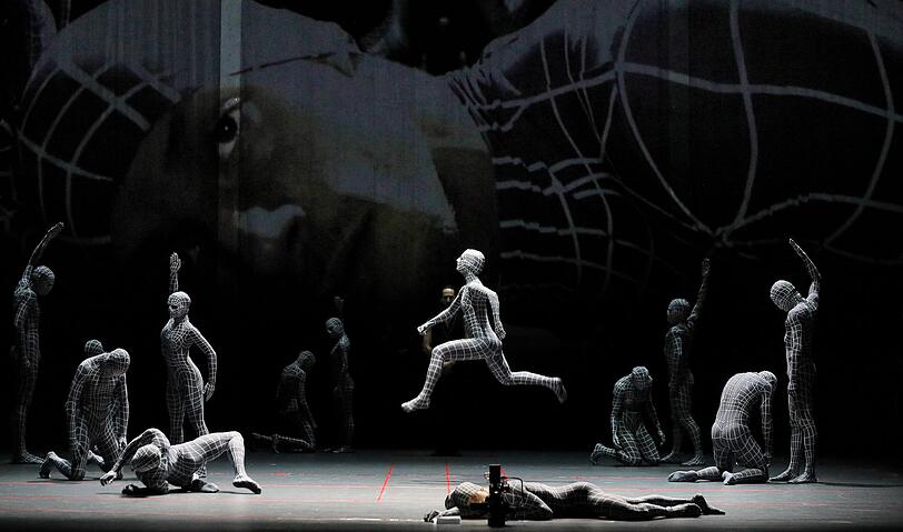 Inspiriert von Videospielen: Das Ballett des Staatstheaters am Gärtnerplatz in Eyal Dadons Ballett &bdquo;Salome Tanz&ldquo;.