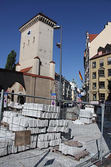 Die Großbaustelle ist eine Belastung für die Geschäfte und Restaurants rundherum. Bis der aufwendige Umbau Anfang November abgeschlossen ist, kann es im Tal noch ganz schön eng werden.
