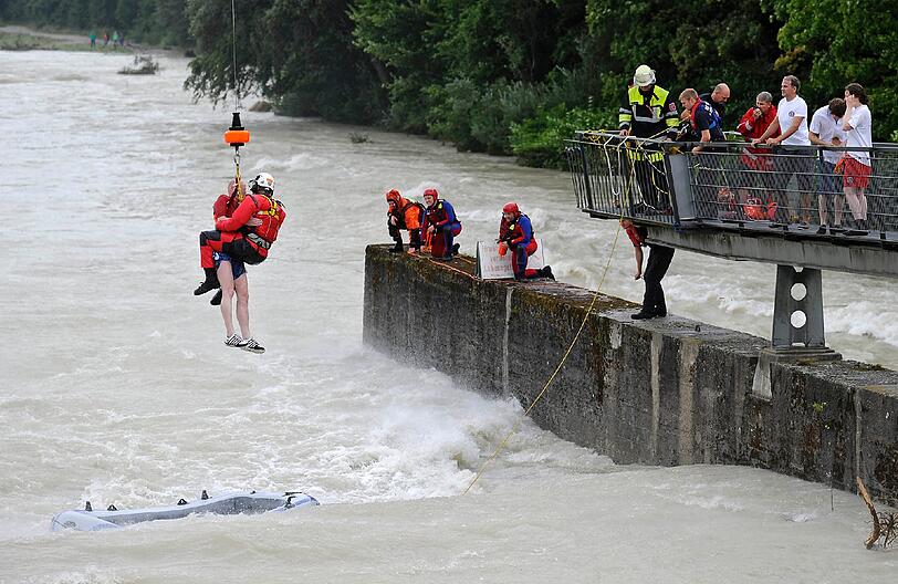 Schiffbruch auf der Isar. Die Bilder von den Rettungseinsätzen.