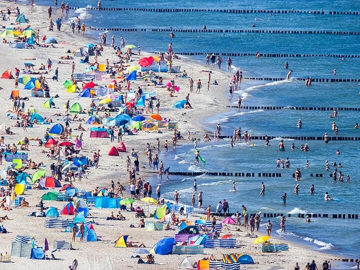 Bei sommerlichen Temperaturen und Sonnenschein zieht es Urlauber und Einwohner an die Strände entlang der Ostsee.
