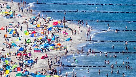 Bei sommerlichen Temperaturen und Sonnenschein zieht es Urlauber und Einwohner an die Strände entlang der Ostsee.