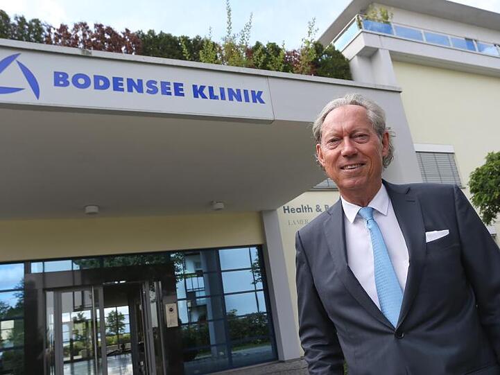 Schönheits-Chirurg Professor Werner Mang steht vor der von ihm gegründeten Bodensee Klinik. Foto: Karl-Josef Hildenbrand/Archivbild