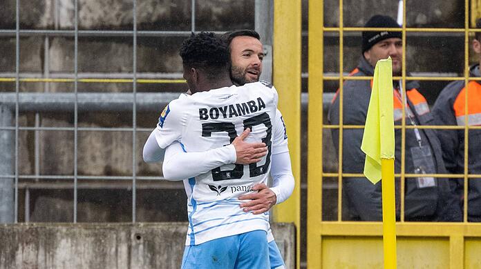 Albion Vrenezi (hinten) jubelt mit Doppeltorschützer Joseph Boyamba.