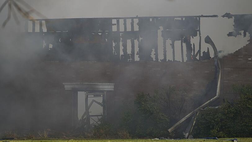 Bei Schüssen und dem Feuer sind Menschen gestorben. Bei Schüssen und dem Feuer sind Menschen gestorben.