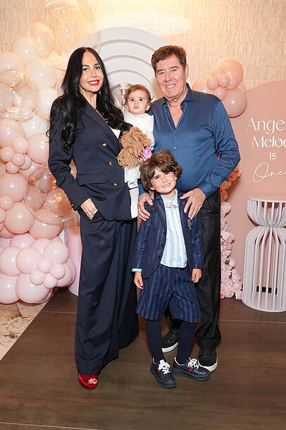 Rafaella Nussbaum und Jack White mit ihren Kindern Maxi und Angelina. Rafaella Nussbaum und Jack White mit ihren Kindern Maxi und Angelina.