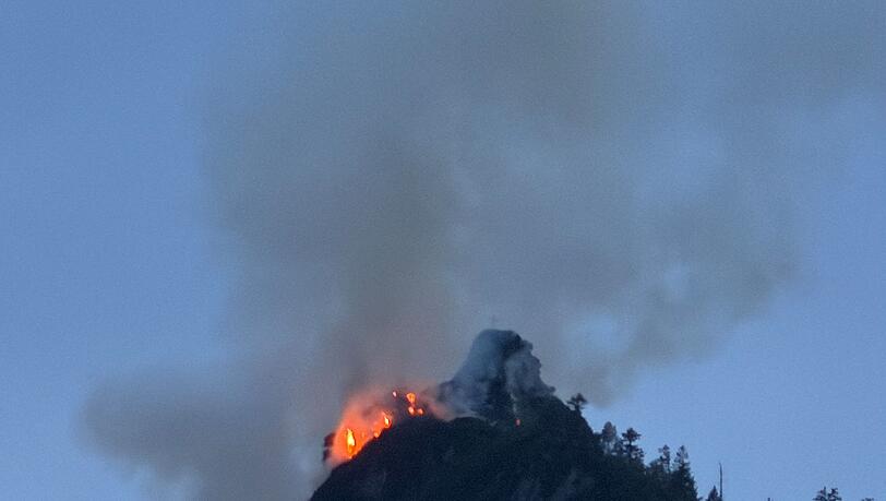 Zu Beginn des Brandes waren die Flammen in der Nacht weithin zu sehen. (Archivbild)
