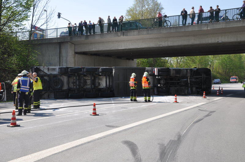 Auf der B 12 bei Simbach kippte ein Lkw um.