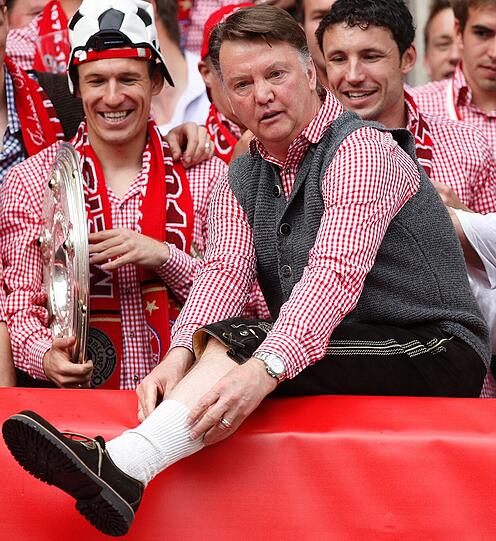 Er war kein Leisetreter beim FC Bayern: Al "Feierbiest" tanzte er mit OB Christian Ude auf dem Rathausbalkon und machte auch in der Lederhose eine anshehnliche Figur. Jetzt wird Louis van Gaal 60. Hier gibt's nochmal seine besten Bilder beim FC Bayern.