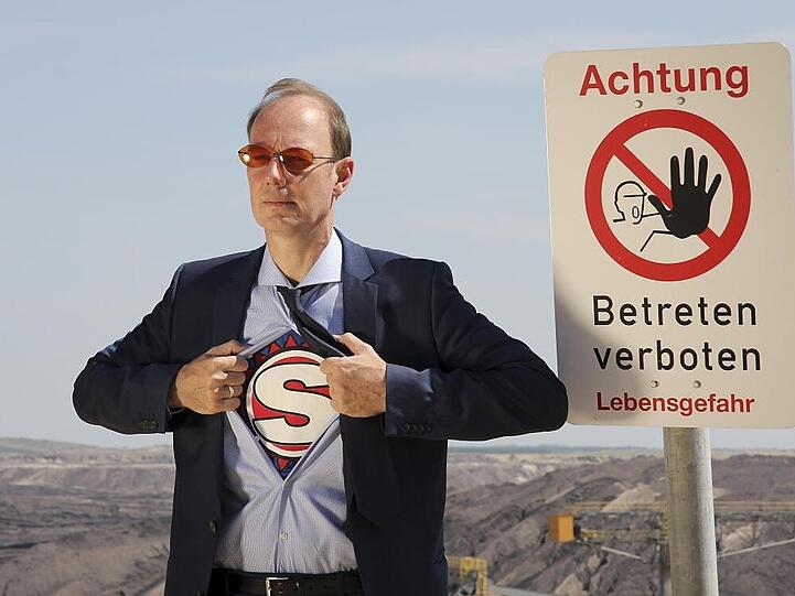 Schreckt auch vor der Gefahr nicht zurück: Weltretter Martin Sonneborn