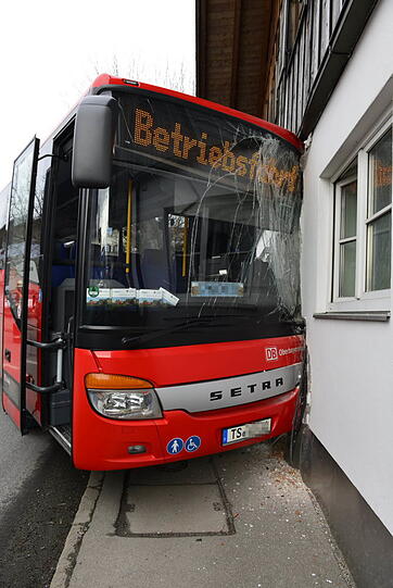 In Seebruck ist ein Linienbus in ein Haus gekracht - die Bilder vom Unfall.