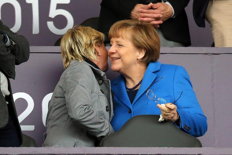 Herzliche Begrüßung: Bundestrainerin Silvia Neid (links) und Bundeskanzlerin Angela Merkel.