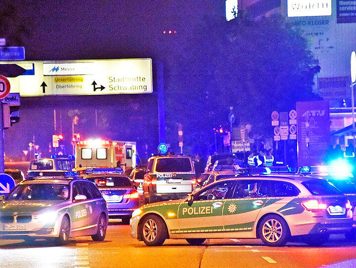 Am Freitagmorgen war die Polizei am Frankfurter Ring mit einem Großaufgebot im Einsatz.