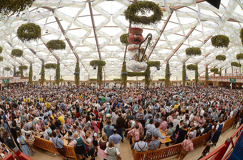 Zelte: Das größte ist das Hofbräuzelt mit 10 000 Sitzplätzen inklusive Biergarten. Alle Zelte zusammen: rund 119 000 Plätze.