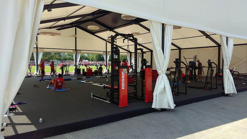 Das Fitnesszelt neben dem Trainingsplatz in Rottach-Egern.