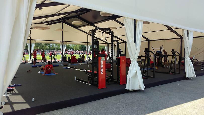 Das Fitnesszelt neben dem Trainingsplatz in Rottach-Egern. Das Fitnesszelt neben dem Trainingsplatz in Rottach-Egern.