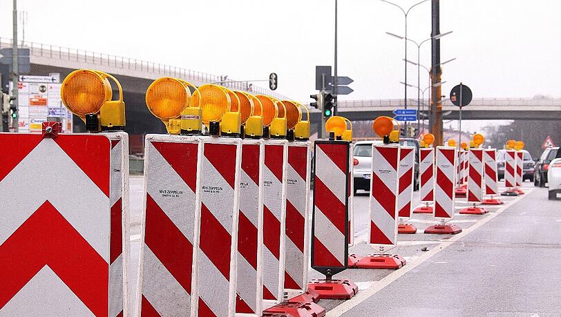 Der Verkehr wird über die Kreisstraße M 3 und die Bundesstraße 471 nach Garching und über die Staatsstraße 2350 nach München umgeleitet. Der Verkehr wird über die Kreisstraße M 3 und die Bundesstraße 471 nach Garching und über die Staatsstraße 2350 nach München umgeleitet.
