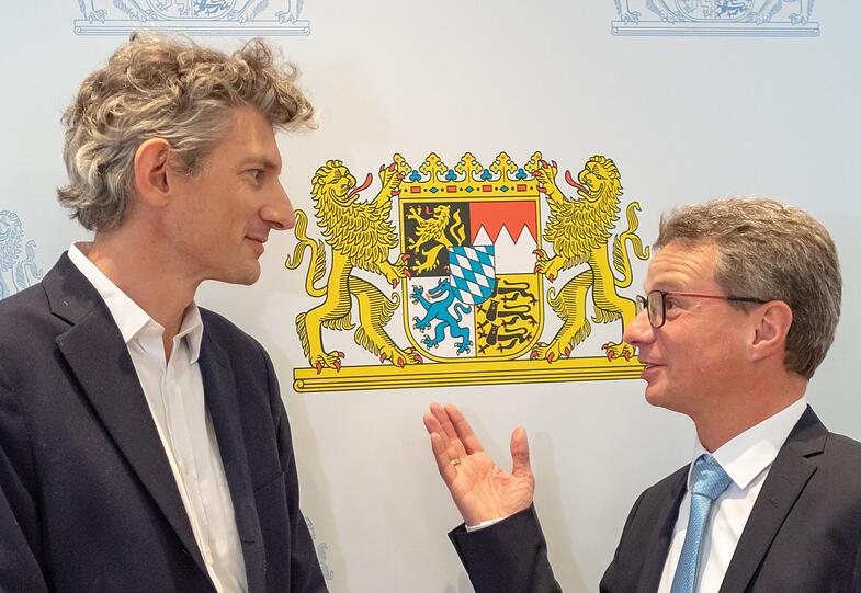 Andrea Lissoni mit Kunst- und Wissenschaftsminister Bernd Sibler.