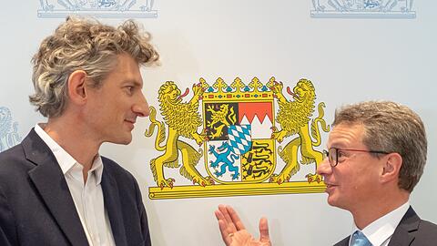 Andrea Lissoni mit Kunst- und Wissenschaftsminister Bernd Sibler.