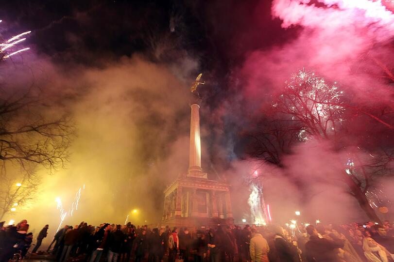 Happy New Year 2014! München feiert Silvester. Hier gibt's die Bilder vom Feuerwerk und von der Party am Friedensengel.