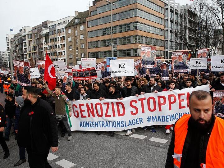 Eine Demonstration in Hamburg beklagt die Unterdrückung der muslimischen Minderheit der Uiguren in China.