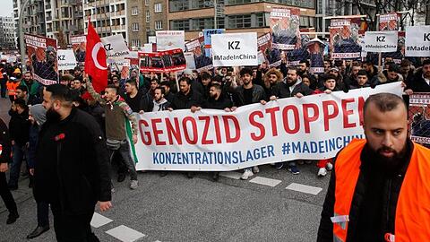 Eine Demonstration in Hamburg beklagt die Unterdrückung der muslimischen Minderheit der Uiguren in China.