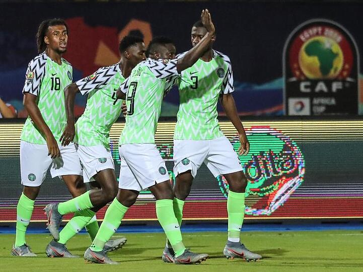Nigerias Spieler feiern das 1:0 ihrer Mannschaft beim Spiel um Platz drei gegen Tunesien.