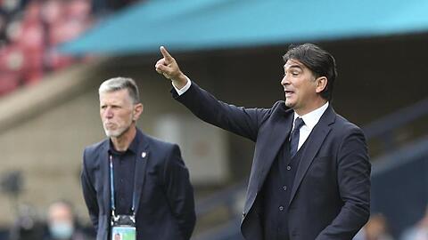 Im Vordergrund gestikuliert Zlatko Dalic (r), Trainer der Kroaten, im Hintergrund steht Jaroslav Silhavy, Trainer der tschechischen Nationalmannschaft.