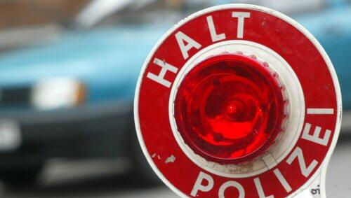 Die Polizei ermittelt gegen den unbekannten Täter. Die Polizei ermittelt gegen den unbekannten Täter.