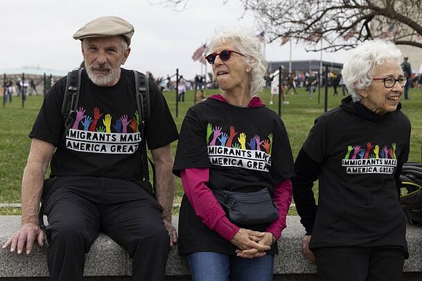 "Migrants made America great" steht auf den T-Shirts dieser Demonstranten in Washington - in Anlehnung an Donald Trumps Wahlkampf-Slogan "Make America great again".