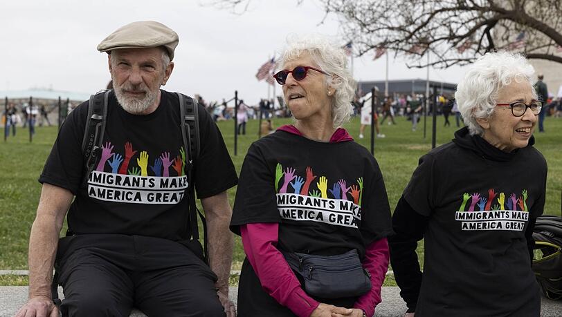 "Migrants made America great" steht auf den T-Shirts dieser Demonstranten in Washington - in Anlehnung an Donald Trumps Wahlkampf-Slogan "Make America great again". "Migrants made America great" steht auf den T-Shirts dieser Demonstranten in Washington - in Anlehnung an Donald Trumps Wahlkampf-Slogan "Make America great again".