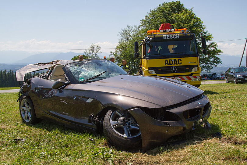 Ein Auto mit zwei Insassen kam am Samstag von der Fahrbahn ab und überschlug sich. Der Beifahrer starb. Die 17-Jährige Fahrerin lief offensichtlich nach Hause. Erst später konnte sie fvon der Polizei ausfindig gemacht werden. Laut Polizei hat sie keinen Führerschein und war zum Unfallzeitpunkt betrunken.