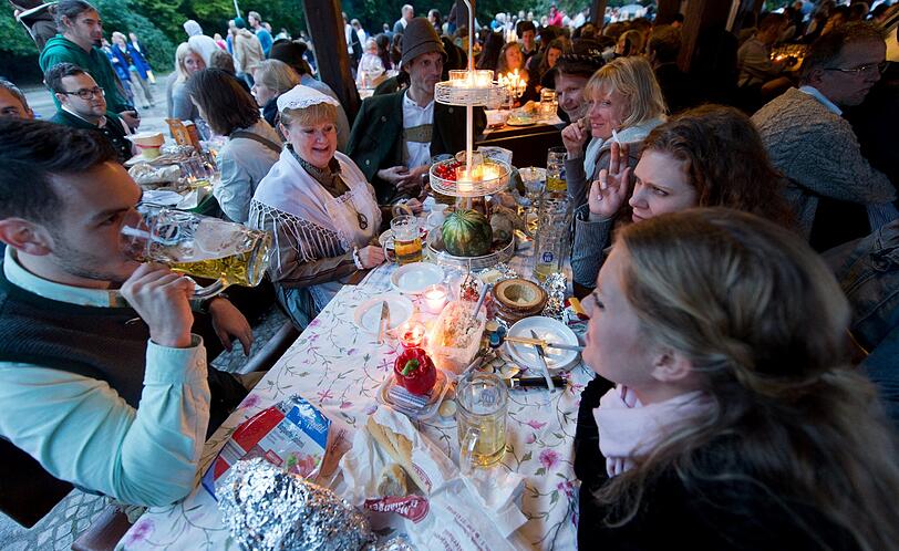 Der nächste Kocherlball findet 2013 am dritten Sonntag im Juli statt. Der Ball knüpft an eine Tradition aus dem 19. Jahrhundert an, als im Sommer an jedem Sonntagmorgen bei schönem Wetter die &bdquo;Kocherl&ldquo; - junge Dienstleute, Köchinnen, Laufburschen, Kindermädchen und Hausdiener &ndash; zum Tanzvergnügen zusammen kamen. Sie konnten sich nur früh am Morgen treffen, denn danach gingen sie zur Arbeit.
