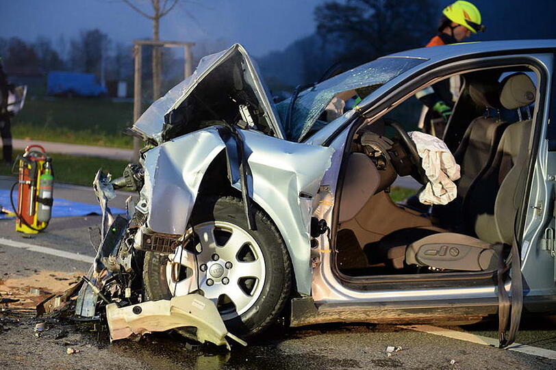 Ein Audi-Fahrer geriet auf der Bundesstraße bei Marquartstein auf die Gegenfahrbahn. Es kam zum Frontalzusammenstoß.
