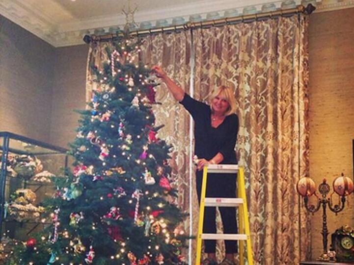 Erna Klum schmückt den Christbaum