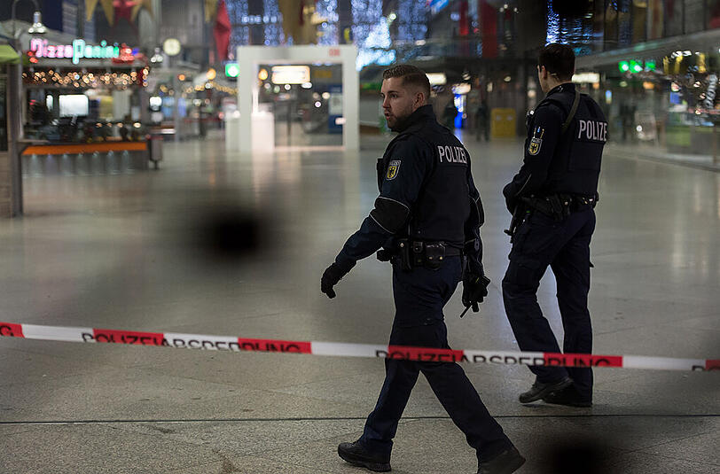 Aufgrund der Terror-Warnung wurde der Hauptbahnhof evakuiert und abgeriegelt.