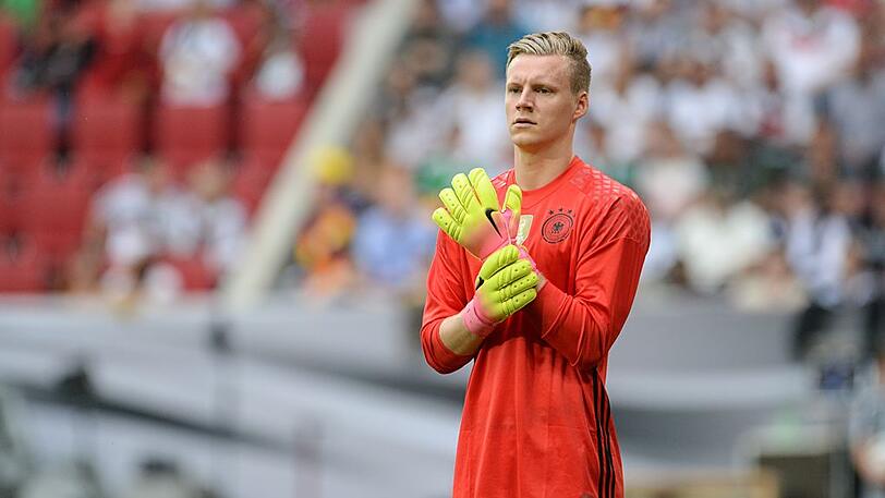 Bernd Leno: Note 4. Länderspiel-Debüt für den Leverkusener Torwart &ndash; im knallroten Dress.  
Trägt die Nummer 12 &ndash; heißt das, Leno wäre im Fall der Fälle Neuers  
Stellvertreter? Und nicht Marc-André ter-Stegen, die Nummer 22?  
Machtlos bei Hamsiks Hammer zum 1:1, sah dagegen beim 1:2 nicht so  
glücklich aus. Zur Pause abgelöst.