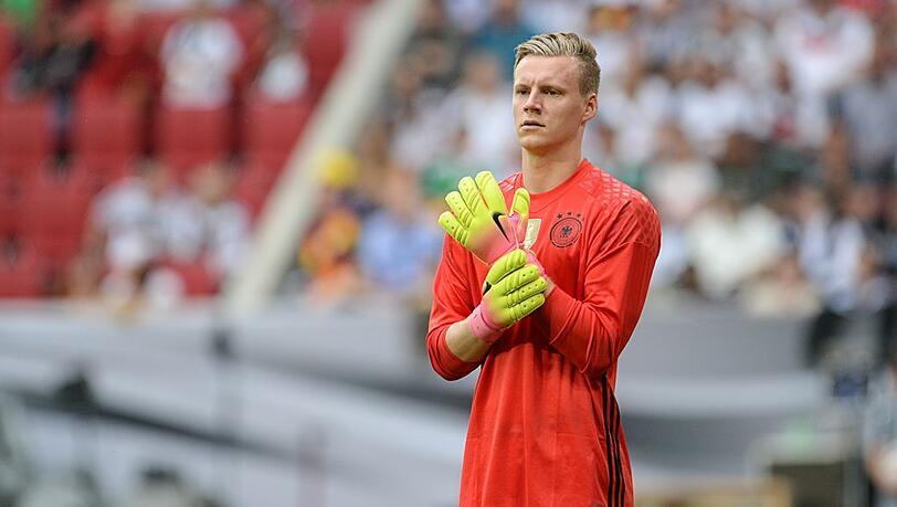 Bernd Leno: Note 4. Länderspiel-Debüt für den Leverkusener Torwart – im knallroten Dress.
Trägt die Nummer 12 – heißt das, Leno wäre im Fall der Fälle Neuers
Stellvertreter? Und nicht Marc-André ter-Stegen, die Nummer 22?
Machtlos bei Hamsiks Hammer zum 1:1, sah dagegen beim 1:2 nicht so
glücklich aus. Zur Pause abgelöst. Bernd Leno: Note 4. Länderspiel-Debüt für den Leverkusener Torwart – im knallroten Dress.
Trägt die Nummer 12 – heißt das, Leno wäre im Fall der Fälle Neuers
Stellvertreter? Und nicht Marc-André ter-Stegen, die Nummer 22?
Machtlos bei Hamsiks Hammer zum 1:1, sah dagegen beim 1:2 nicht so
glücklich aus. Zur Pause abgelöst.